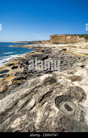 Wunderschöner Blick auf die Halbinsel Delimara, mit Felsen und türkisfarbenem Meer, in der Nähe von St. Peter's Pool, Insel Malta natürliche Landschaft. Stockfoto