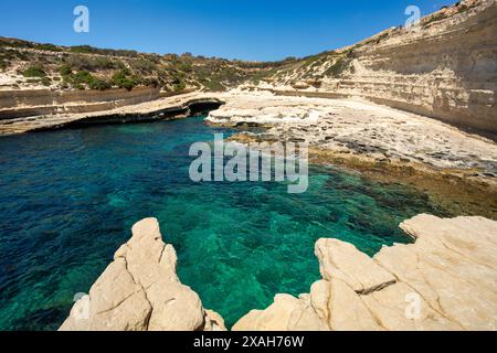 St. Peter's Pool, schöner Blick auf die Küste der Halbinsel Delimara, mit Felsen und türkisfarbenem Meer, natürliche Landschaft der Insel Malta. Stockfoto