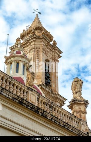 Majestätische Zabbar Pfarrkirche in Malta, ein Symbol des Glaubens und des Erbes, hoch über dem blauen Himmel. Stockfoto