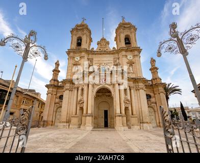 Majestätische Zabbar Pfarrkirche in Malta, ein Symbol des Glaubens und des Erbes, hoch über dem blauen Himmel. Stockfoto