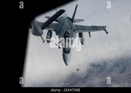 Eine Royal Canadian Air Force CF-18 Hornet betankt Luft-Luft mit einem KC-135 Stratotanker der U.S. Air Force während einer regulären North American Aerosp Stockfoto