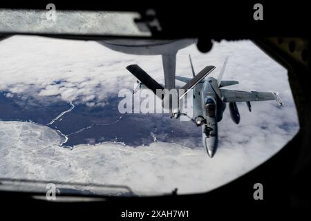 Eine Royal Canadian Air Force CF-18 Hornet betankt Luft-Luft mit einem KC-135 Stratotanker der U.S. Air Force während einer regulären North American Aerosp Stockfoto