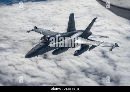 Die Royal Canadian Air Force CF-18 Hornets treffen sich während eines regulären North American Aerospace Defense Command mit einem Stratotanker der US Air Force KC-135 Stockfoto