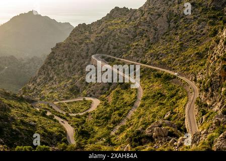 Die spektakuläre Sa Calobra Straße in den Tramontana Bergen bei Sonnenuntergang, Westküste Mallorcas, Balearen, Spanien Stockfoto