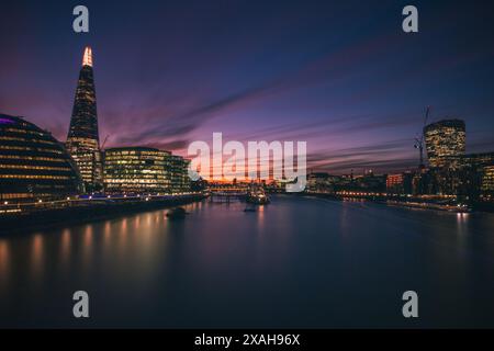 Lange Sicht, Londons Stadtbild vor einem dramatischen Himmel mit Wahrzeichen The Shard, 20 Fenchurch Street und HMS Belfast Stockfoto