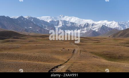 Landschaftlich schöner Blick auf den Lenin Peak alias Ibn Sina Gipfel im Trans-Alay oder Trans-Alai Gebirge, Kirgisistan Pamir Stockfoto
