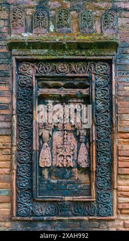 Vertikale Nahansicht der Ziegel- und Terrakotta-Einrichtung an der Außenwand der antiken mittelalterlichen Goaldi-Moschee, Sonargaon, Bangladesch Stockfoto