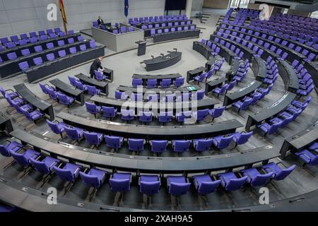 Berlin, Deutschland. Juni 2024. Blick auf den leeren Plenarsaal des Bundestages im Reichstagsgebäude vor Sitzungsbeginn. Quelle: Kay Nietfeld/dpa/Alamy Live News Stockfoto