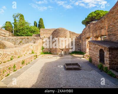 Thermopolium in der Via di Diana - das Gebäude, das als gasthaus mit Weinbar genutzt wurde, wurde im 3. Jahrhundert n. Chr. in einem Komplex der Hadrianischen Zeit (erste Hälfte des 2. Jahrhunderts n. Chr.) errichtet - Archäologischer Park von Ostia antica, Rom, Italien Stockfoto