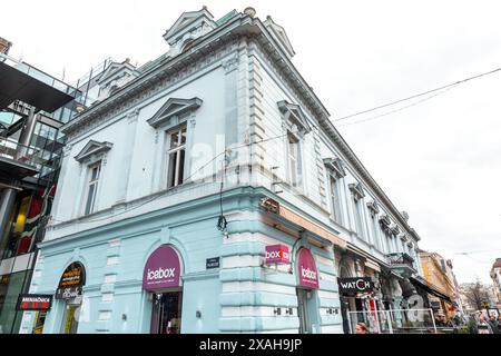 Belgrad, Serbien - 8. Februar 2024: Die Knez-Mihailova-Straße ist die wichtigste Fußgängerzone und Einkaufszone in Belgrad, eines der ältesten und wertvollsten Landmars Stockfoto