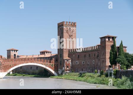 Befestigte gotische Ponte di Castel Vecchio (Brücke Castelvecchio) über den Fluss Etsch, erbaut im XIV Jahrhundert, und gotische Castelvecchio, heute Castelvecchio Muse Stockfoto