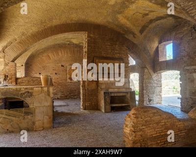 Thermopolium in der Via di Diana - das Gebäude, das als gasthaus mit Weinbar genutzt wurde, wurde im 3. Jahrhundert n. Chr. in einem Komplex der Hadrianischen Zeit (erste Hälfte des 2. Jahrhunderts n. Chr.) errichtet - Archäologischer Park von Ostia antica, Rom, Italien Stockfoto