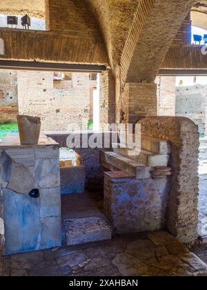 Thermopolium in der Via di Diana - das Gebäude, das als gasthaus mit Weinbar genutzt wurde, wurde im 3. Jahrhundert n. Chr. in einem Komplex der Hadrianischen Zeit (erste Hälfte des 2. Jahrhunderts n. Chr.) errichtet - Archäologischer Park von Ostia Antica, Rom, Italien Stockfoto