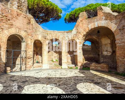 Mosaik im runden Raum des Frigidariums in den Thermen der Sieben Weisen (Terme dei Sette Sapienti). Das Gebäude stammt wahrscheinlich aus der Hadrianischen Zeit (117–138 n. Chr.) - Archäologischer Park von Ostia Antica, Rom, Italien Stockfoto