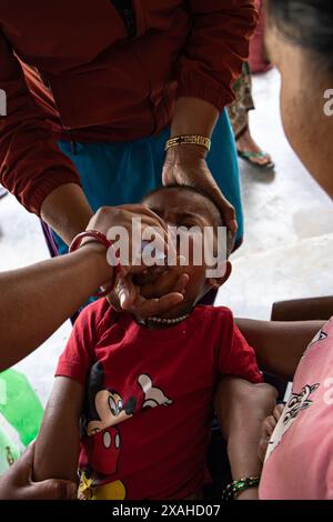 Eine Mutter mit ihrem kranken und schwachen Baby besucht Samudayik Swastha Ikai, eine Gemeindegesundheitsklinik für eine Untersuchung im Dorf Shyangdi. Chitwan, Nepal. Stockfoto