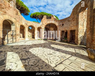 Mosaik im runden Raum des Frigidariums in den Thermen der Sieben Weisen (Terme dei Sette Sapienti). Das Gebäude stammt wahrscheinlich aus der Hadrianischen Zeit (117–138 n. Chr.) - Archäologischer Park von Ostia Antica, Rom, Italien Stockfoto