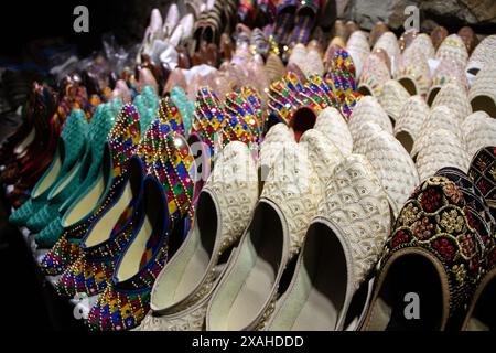 Jooti oder Mojari sind farbenfrohe Schuhe aus Jaipur. Sie sind traditionell aus Leder gefertigt und mit umfangreichen Stickereien versehen. Rajasthan, Indien. Stockfoto