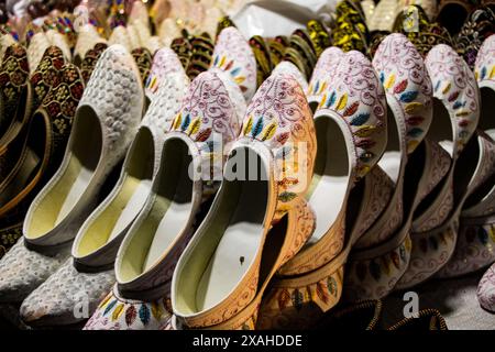 Jooti oder Mojari sind farbenfrohe Schuhe aus Jaipur. Sie sind traditionell aus Leder gefertigt und mit umfangreichen Stickereien versehen. Rajasthan, Indien. Stockfoto