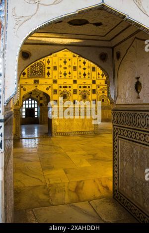 Die Spiegelmosaiken und farbigen Gläser und geprägten Silberkunstwerke im Sheesh Mahal (Spiegelpalast) von Amer Fort. Rajasthan Stockfoto