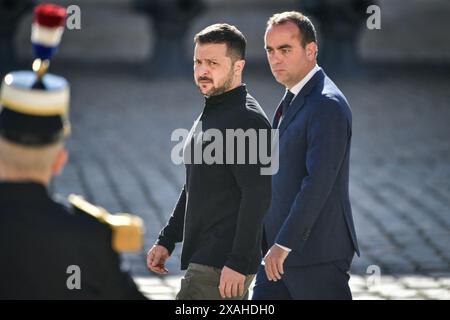 Paris, Frankreich. Juni 2024. Der französische Armeeminister Sebastien Lecornu begrüßt den ukrainischen Präsidenten Wolodymyr Zelensky am 7. Juni 2024 im Hotel des Invalides in Paris. Foto: Firas Abdullah/ABACAPRESS. COM Credit: Abaca Press/Alamy Live News Stockfoto