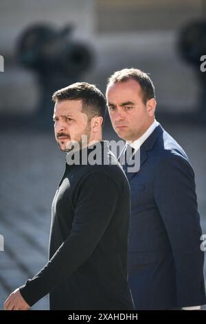 Paris, Frankreich. Juni 2024. Der französische Armeeminister Sebastien Lecornu begrüßt den ukrainischen Präsidenten Wolodymyr Zelensky am 7. Juni 2024 im Hotel des Invalides in Paris. Foto: Firas Abdullah/ABACAPRESS. COM Credit: Abaca Press/Alamy Live News Stockfoto