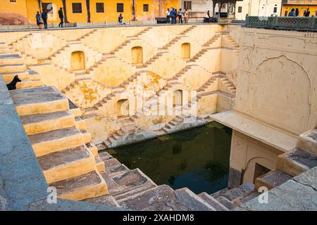 Der Stiefbrunnen „Panna Meena ka Kund“ wurde im Mittelalter gebaut, um die Monsunregen für Rajasthan zu sammeln, ist überwiegend eine trockene Landschaft. Jaipur. Stockfoto