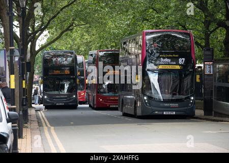 National Express West Midlands Busse in Colmore Row, Birmingham Stadtzentrum, Großbritannien Stockfoto