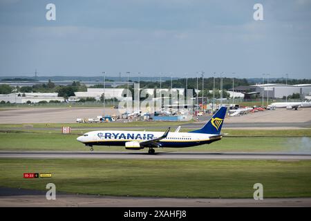 Ryanair Boeing 737-8AS startet am Flughafen Birmingham, Großbritannien (EI-EBZ) Stockfoto