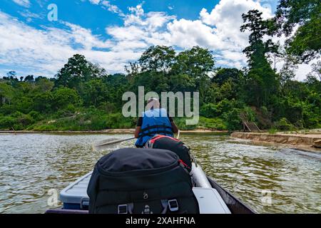 Pahang, Malaysia - 14. Mai 2024 : Touristen, die Kuala Tahan Jetty Motorboote im Tahan River im Taman Negara National Park genießen Stockfoto