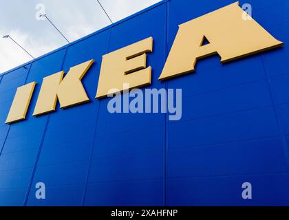 Vilnius, Litauen, 7. Juni 2024 – IKEA-Logo auf der Seite des Ladens Stockfoto