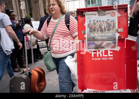 Mitglieder der Öffentlichkeit gehen vorbei an der Evening Standard-Schlagzeile, die den 80. Jahrestag der Landung am D-Day am 6. Juni 2024 in der Liverpool Street Station in der City of London, dem Finanzviertel der Hauptstadt, in London, berichtet. Besitzer des Evening Standard haben angekündigt, dass der Titel der Daily London bald nach 97 Jahren nicht mehr täglich veröffentlicht wird. Stockfoto