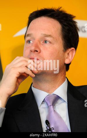 Nick Clegg, der Führer der Liberaldemokraten, sprach heute morgen auf der Pressekonferenz der Parteien in Cardiff. (Montag, 19.4.10) Stockfoto