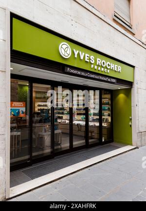 Rimini, Italien, 7. Juni 2024 – Logo und Textschild von Yves Rocher vor der Ladenwand Stockfoto