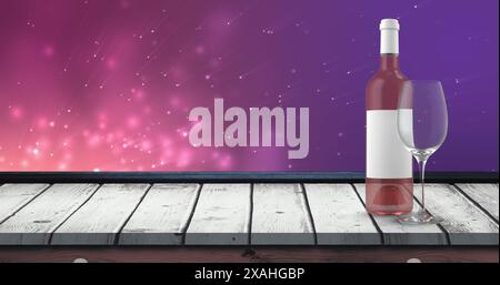 Bild einer Flasche Roséwein über Lichtern auf violettem Hintergrund mit Holzoberfläche Stockfoto