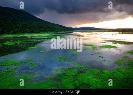 Schöner See Cerknica vor dem Sturm, der größte intermittierende See in ganz Europa, umgeben von üppigen Wäldern und wunderschönen Bergen, Slowenien Stockfoto