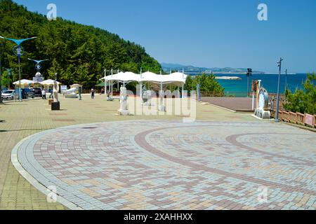 Samcheok, Südkorea - 18. Mai 2024: Besucher erkunden den Beach Sculpture Park in Samcheok mit verschiedenen Skulpturen und einem wunderschön gepflasterten Pl Stockfoto