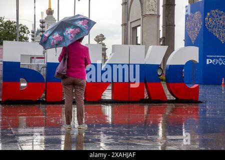 Moskau, Russland. Juni 2024. Eine Installation in den Farben der russischen Flagge in Form des Wortes „BRICS“ ist auf dem Platz vor dem zentralen Eingangsbogen des Ausstellungskomplexes VDNKh in Moskau, Russland, installiert. Stockfoto