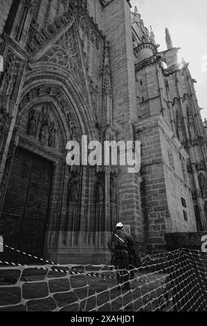 Arbeiter, der mit Kletterausrüstung ausgestattet ist, bereit für die Wartung der kunstvollen Fassade der historischen Kathedrale von Sevilla Stockfoto