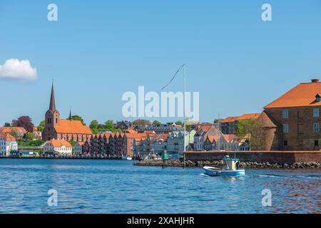 Blick auf die alte Handelsstadt Søonderborg am Flesnurg Fjord, als, Sonderburg Bay, Insel Alsen, Südjütland, Süd-Dänemark Stockfoto