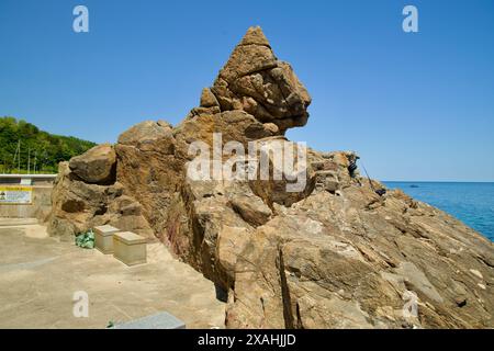 Samcheok City, Südkorea - 18. Mai 2024: Nahaufnahme des Isabu Lion Rock entlang der Küste von Samcheok Stockfoto