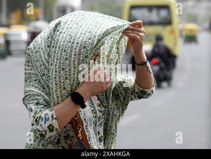 NOIDA, INDIEN – 5. JUNI: Besucher trotzen der Hitzewelle an einem heißen Sommernachmittag, da die Temperatur im Delhi-NCR am 5. Juni 2024 in Noida, Indien, steigt. Mehrere Gebiete in Delhi, darunter Chanakyapuris Sanjay Camp Area und die Geeta Colony Area, die mit akutem Wassermangel konfrontiert sind. In der glühenden Hitze warten die Menschen in langen Warteschlangen, in der Hoffnung, mindestens einen Eimer zu füllen, während Tanker kommen und gehen, ohne die große Bevölkerung in den Kolonien angemessen zu bedienen. (Foto: Sunil Ghosh/Hindustan Times/SIPA USA ) Stockfoto