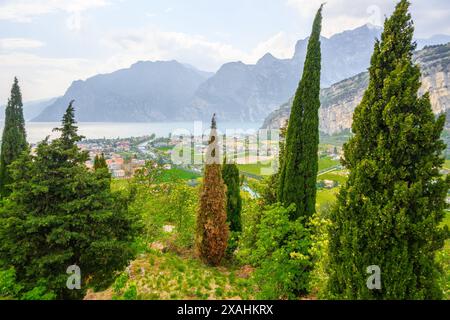 Nordseite des Gardasees und Zypressen vom Panoramablick in Nago-Torbole aus gesehen. Italien Stockfoto