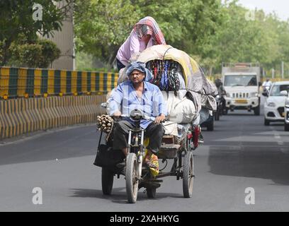 NOIDA, INDIEN – 5. JUNI: Besucher trotzen der Hitzewelle an einem heißen Sommernachmittag, da die Temperatur im Delhi-NCR am 5. Juni 2024 in Noida, Indien, steigt. Mehrere Gebiete in Delhi, darunter Chanakyapuris Sanjay Camp Area und die Geeta Colony Area, die mit akutem Wassermangel konfrontiert sind. In der glühenden Hitze warten die Menschen in langen Warteschlangen, in der Hoffnung, mindestens einen Eimer zu füllen, während Tanker kommen und gehen, ohne die große Bevölkerung in den Kolonien angemessen zu bedienen. (Foto: Sunil Ghosh/Hindustan Times/SIPA USA ) Stockfoto