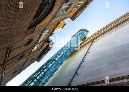 Ein verglaster Panoramablick-Aufzug am Victor Emmanuel II Nationaldenkmal in Rom, Italien. Der Aufzug bietet einen atemberaubenden Blick auf die Stadt. Stockfoto