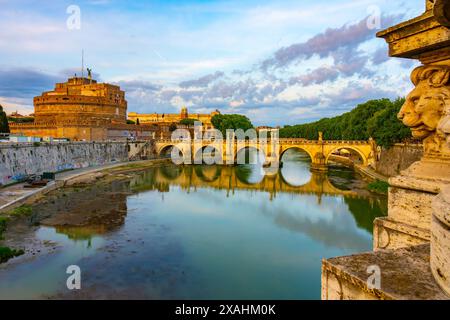 Ein Blick auf Castel Santangelo und Ponte Santangelo, ursprünglich die Aelianische Brücke oder Pons Aelius, in Rom, Italien. Das berühmte Schloss und die Brücke spiegeln sich im stillen Wasser des Tiber wider. Stockfoto