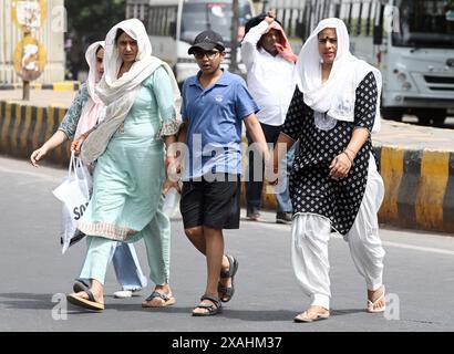 NOIDA, INDIEN – 5. JUNI: Besucher trotzen der Hitzewelle an einem heißen Sommernachmittag, da die Temperatur im Delhi-NCR am 5. Juni 2024 in Noida, Indien, steigt. Mehrere Gebiete in Delhi, darunter Chanakyapuris Sanjay Camp Area und die Geeta Colony Area, die mit akutem Wassermangel konfrontiert sind. In der glühenden Hitze warten die Menschen in langen Warteschlangen, in der Hoffnung, mindestens einen Eimer zu füllen, während Tanker kommen und gehen, ohne die große Bevölkerung in den Kolonien angemessen zu bedienen. (Foto: Sunil Ghosh/Hindustan Times/SIPA USA ) Stockfoto