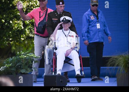 Frankreich. Juni 2024. Gedenkfeier zum 80. Jahrestag des D-Tages auf dem US-Friedhof in Colleville-sur-Mer, Frankreich. Veteranen des Zweiten Weltkriegs nehmen an einer Gedenkfeier Teil. 06.06.2024 Frankreich (Foto: Aleksy Witwicki/SIPA USA) Credit: SIPA USA/Alamy Live News Stockfoto