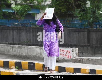 NOIDA, INDIEN – 5. JUNI: Besucher trotzen der Hitzewelle an einem heißen Sommernachmittag, da die Temperatur im Delhi-NCR am 5. Juni 2024 in Noida, Indien, steigt. Mehrere Gebiete in Delhi, darunter Chanakyapuris Sanjay Camp Area und die Geeta Colony Area, die mit akutem Wassermangel konfrontiert sind. In der glühenden Hitze warten die Menschen in langen Warteschlangen, in der Hoffnung, mindestens einen Eimer zu füllen, während Tanker kommen und gehen, ohne die große Bevölkerung in den Kolonien angemessen zu bedienen. (Foto: Sunil Ghosh/Hindustan Times/SIPA USA ) Stockfoto