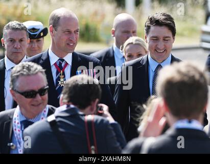 Frankreich. Juni 2024. Gedenkfeier zum 80. Jahrestag des D-Tages auf dem US-Friedhof in Colleville-sur-Mer, Frankreich. Der französische Premierminister Gabriel Attal (L), der kanadische Premierminister Justin Trudeau (R) und der britische Prinz William, der Prinz von Wales (C) während der Gedenkfeier zum 80. Jahrestag der Landung der Alliierten in der Normandie. 06.06.2024 Frankreich (Foto: Aleksy Witwicki/SIPA USA) Credit: SIPA USA/Alamy Live News Stockfoto