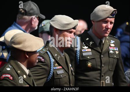 Frankreich. Juni 2024. Gedenkfeier zum 80. Jahrestag des D-Tages auf dem US-Friedhof in Colleville-sur-Mer, Frankreich. Soldaten vor der Zeremonie. 06.06.2024 Frankreich (Foto: Aleksy Witwicki/SIPA USA) Credit: SIPA USA/Alamy Live News Stockfoto